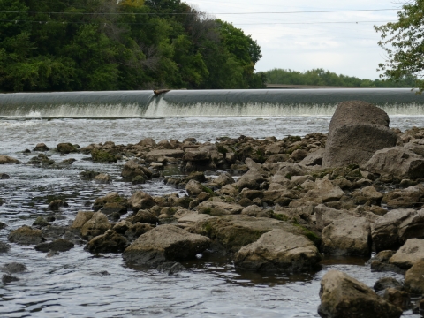 Flowing dam